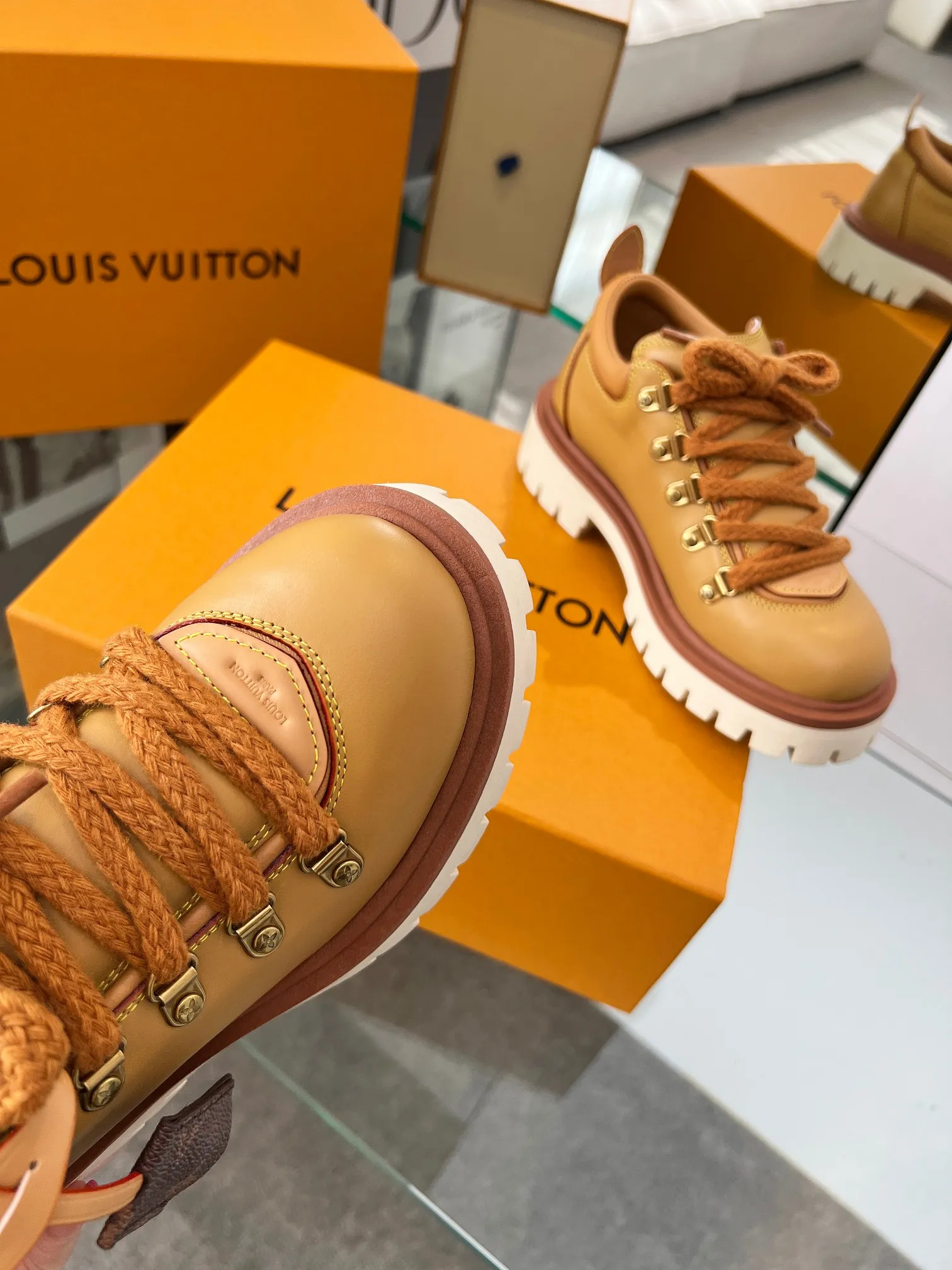 👟👟Ex-factory price 640👟👟 LV's new couple's thick-soled hiking shoes, your original custom-made large-soled shoe brand, giving the foot flexibility and freedom, a good pair of shoes to wear all summer. Fabric: First-layer imported calfskin, cowhide lining Size: 35-46 Welcome to send pictures to place orders